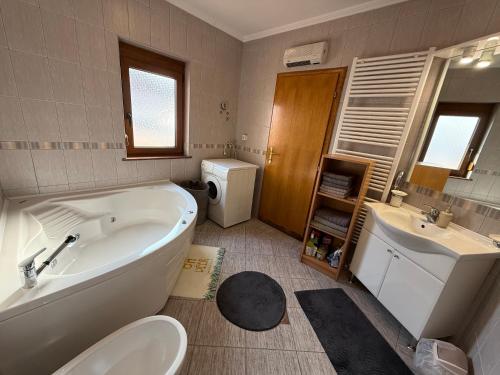 ヴィソコにあるThe View Apartmentの浴槽、トイレ、洗面台を備えたバスルーム