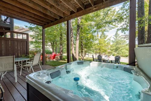 a jacuzzi tub in the middle of a patio at Restful Retreat by Railey Vacations in Oakland
