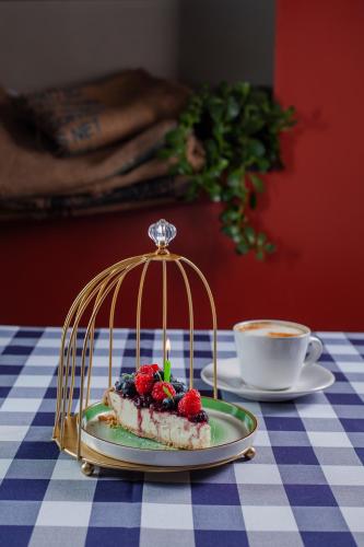 a dessert in a cage on a table with a cup of coffee at Hotel El Cafetalero in Xicotepec de Juárez