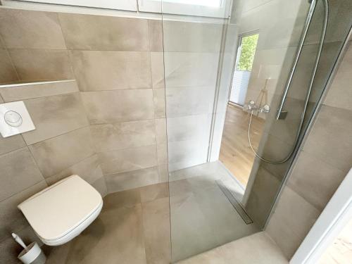 a bathroom with a toilet and a shower at Feigenterrasse beim Semmering - Tiny House in Schlagl