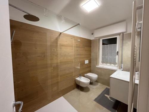 a bathroom with a toilet and a sink at Tra prati e monti - Dolomiti Bellunesi in Valle di Cadore