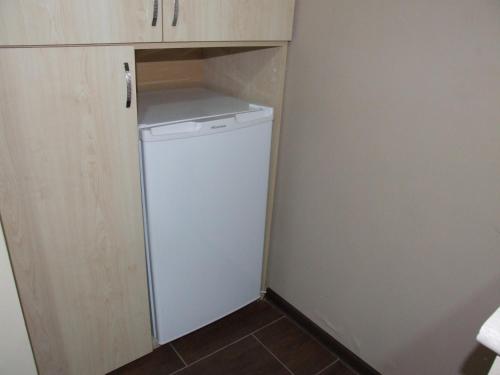  Apartment Paronyan 22 -  Room  picture :   Tea/Coffee maker    Shower    TV                           