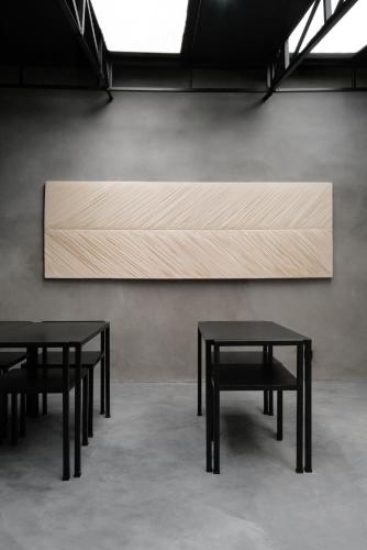 deux tables et des bancs devant un mur dans l'établissement Hakanto House, à Antananarivo