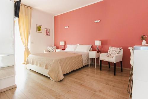 ein Schlafzimmer mit einem Bett, einem Tisch und Stühlen in der Unterkunft Dimora Francesca in Conversano