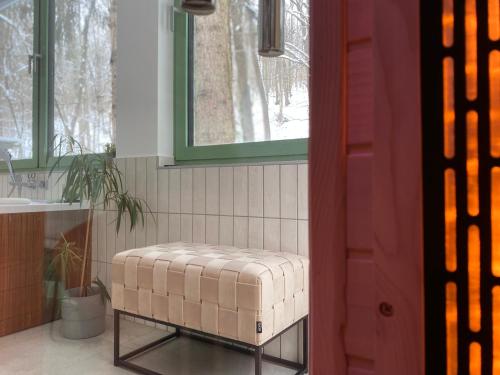 a bench in a bathroom with a window at Mesebeli ház in Kismaros