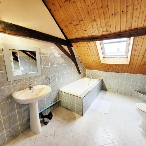 a bathroom with a sink and a bath tub at Gite De l'Augereau in Céré-la-Ronde
