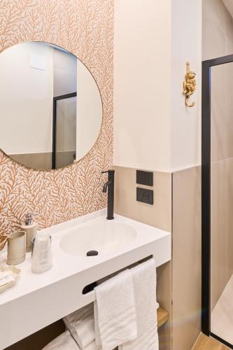 a bathroom with a sink and a mirror at À la plage B in San Benedetto del Tronto