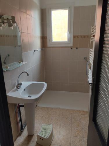 ein Badezimmer mit Waschbecken, Badewanne und Waschbecken in der Unterkunft Chez Célia in Port-Saint-Louis-du-Rhône