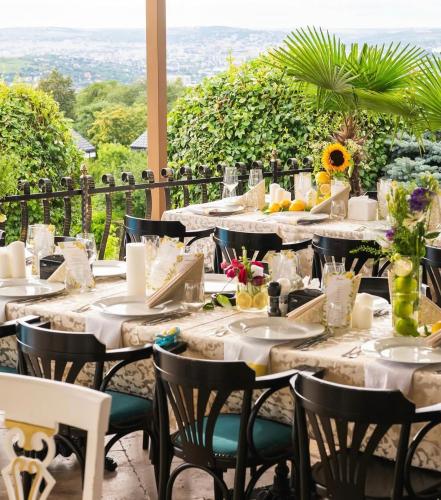 un ristorante con tavoli e sedie con vista di Cardinale Resort a Iaşi