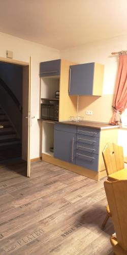 a room with a kitchen with a counter and a table at Vermietung Gisl in Wiesent