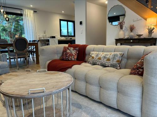 La Normandine, mer, histoire, plage débarquement gold beach, maison 4 chambres, spacieuse avec jardin et parking gratuit