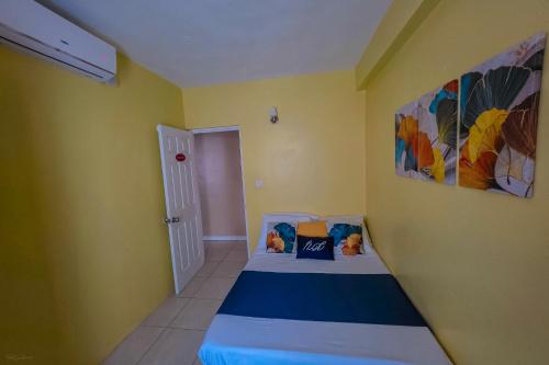 Una cama o camas en una habitación de Sk SHaven #2
