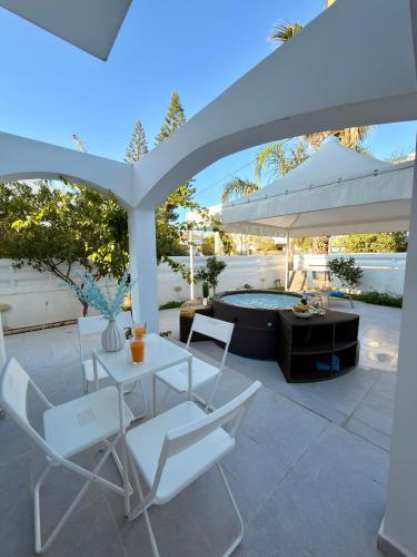 Modern 2BR Villa with Heated Hot Tub and Steps to Beach