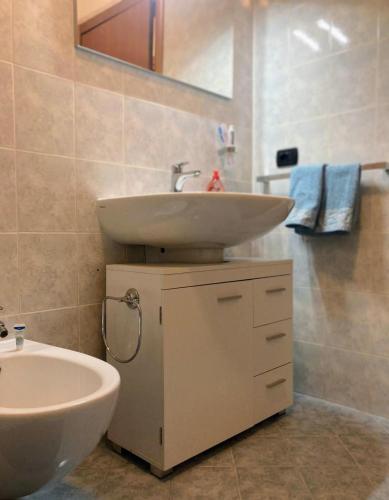 a bathroom with a sink and a toilet at Le piscine in Villa Guardia