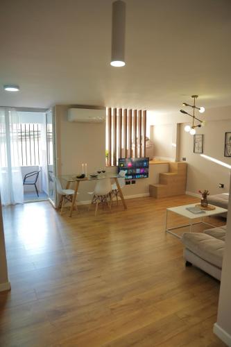 City Center Azure Apartment