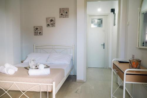 a bedroom with a bed with towels on it at Γκαρσονιέρα δίπλα στη θάλασσα. in Kómi