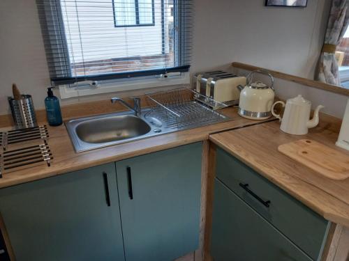 a kitchen counter with a sink and a toaster at Boat 32 in Boat of Garten