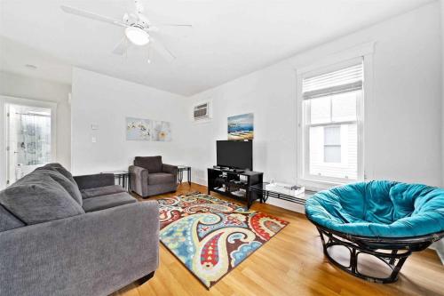 ein Wohnzimmer mit Sofa und Sessel in der Unterkunft 40 Meadow View in Cherry Valley