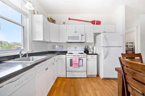 eine Küche mit weißen Schränken und einem weißen Kühlschrank in der Unterkunft 40 Meadow View in Cherry Valley