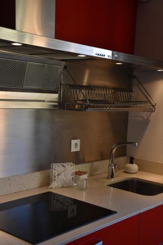 a kitchen counter with a sink and a microwave at Bahía de Pedreña 2 in Pedreña