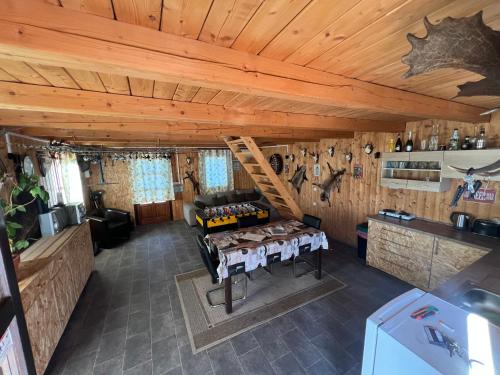 a kitchen and living room with a stove in a cabin at Bokodi üdülő és horgászházak in Oroszlány