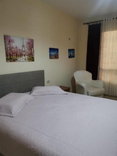 Tempat tidur dalam kamar di Mare Vlora Apartment