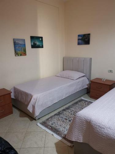 Tempat tidur dalam kamar di Mare Vlora Apartment