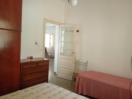 a bedroom with a bed and a dresser and a mirror at Quinta Estrella in San Pedro