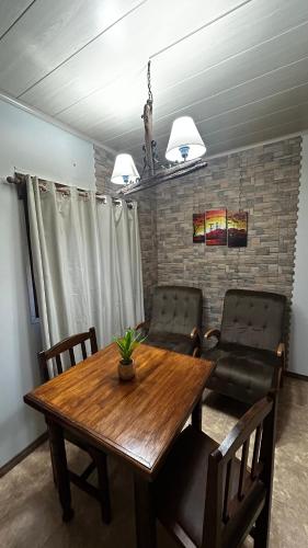 a dining room with a wooden table and chairs at RE2 Alojamientos in Real de San Carlos