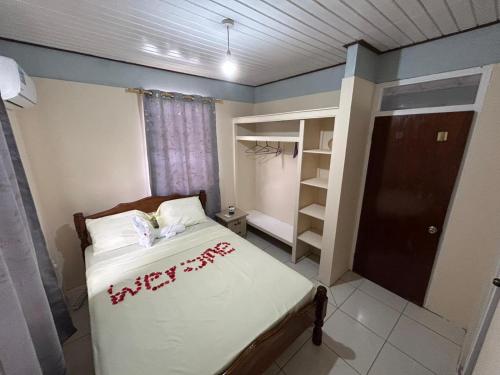 mała sypialnia z łóżkiem i szafą w obiekcie Sunrise Escape w mieście Petite Soufrière