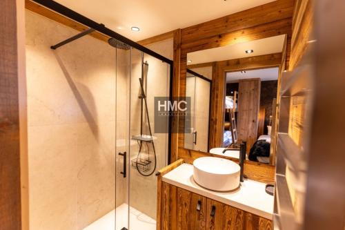 a bathroom with a shower and a sink at Bliss luxe pyrénéen jacuzzi et vue montagne in Bolquere Pyrenees 2000