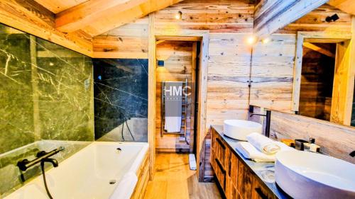 a bathroom with a bath tub and a sink at Ski Bob accès direct pistes jacuzzi privé in Bolquere Pyrenees 2000