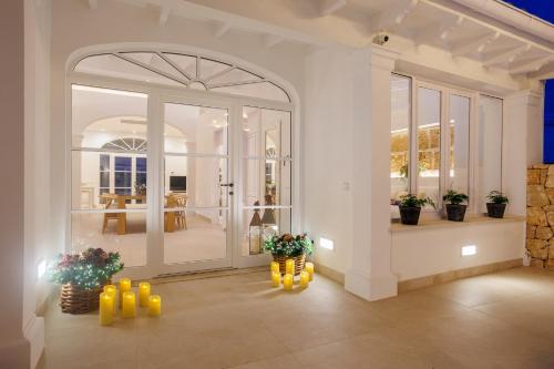 a room with yellow vases with plants in it at Veles Dos, villa con piscina frente al mar in Alcudia