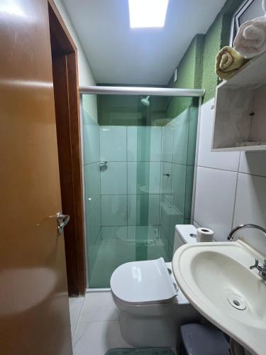 a bathroom with a shower and a toilet and a sink at Impera House Terreo Ar nos 2 quartos in Imperatriz
