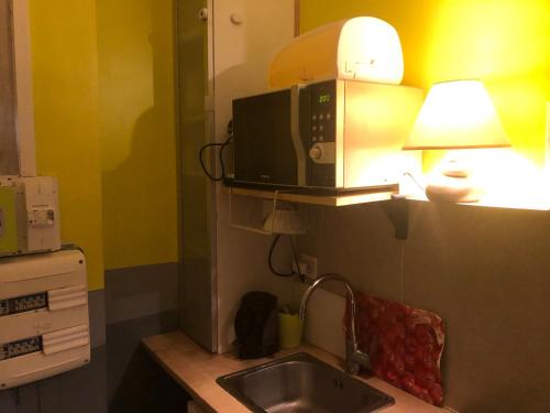 Studio Maryline de 18 m2 - Calme - Rez de chaussée sur patio Privé - Grand Canapé-Lit Clic Clac pour 2 personnes - Kitchenette - Salle de bain - 5 minutes du Métro Brochant de la ligne 13,Bus 54,74 et 31 vers sites touristiques