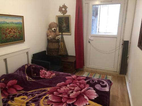 Guest house 40 m2 pour 1,2,3 personnes-Rez de Chaussée sur Rue et Patio-Séjour,Cuisine,SDB,Chambre avec Lit double-2 canapés lit japonais et matelas gonflable-Entrée côté Rue Berzélius-4 m du Métro Brochant lig13- Bus 31,54,74 ers sites touristiques