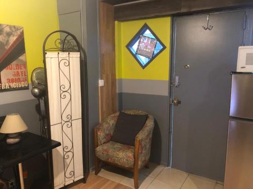 Guest house 40 m2 pour 1,2,3 personnes-Rez de Chaussée sur Rue et Patio-Séjour,Cuisine,SDB,Chambre avec Lit double-2 canapés lit japonais et matelas gonflable-Entrée côté Rue Berzélius-4 m du Métro Brochant lig13- Bus 31,54,74 ers sites touristiques