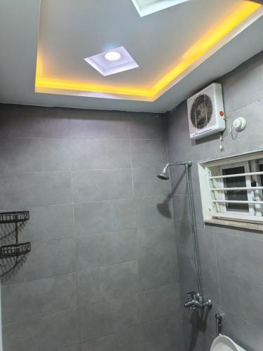 ein Badezimmer mit Dusche und Decke in der Unterkunft IsLodge in Islamabad