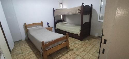 a small bedroom with two bunk beds in it at El buho in Roldán