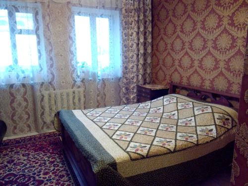 スーズダリにあるHouse near Monasteryのベッドルーム1室(ベッド1台、窓2つ付)