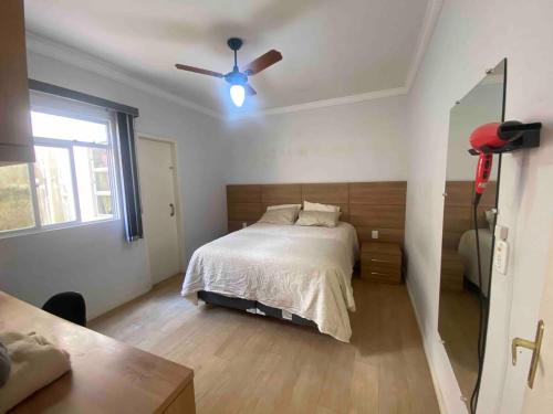 a bedroom with a bed and a ceiling fan at Duplex 3 quartos 5 min da UFV in Viçosa