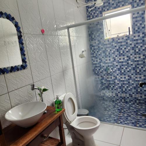 ein Badezimmer mit Toilette, Waschbecken und Dusche in der Unterkunft Refúgio Ibiúna in Ibiúna