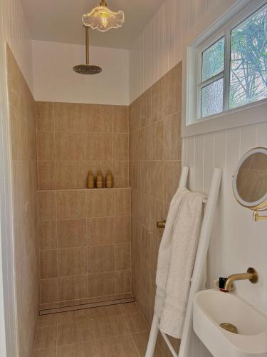 a bathroom with a sink and a shower at Moana bungalow in Hideaway Bay