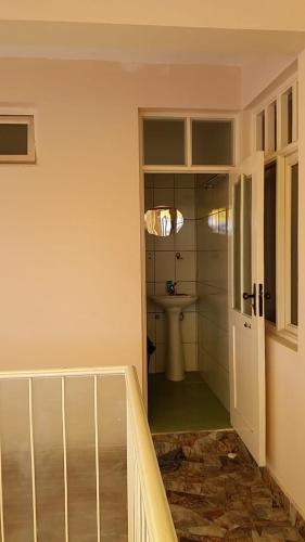 un bagno con WC e lavandino di Alba Hostel a Sucre
