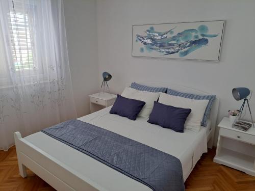 Apartments with parking space Supetar, Brac - 13180