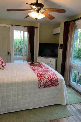 a bedroom with a bed and a ceiling fan at Kona Nook - Cozy Studio with Island Warmth in Kailua-Kona