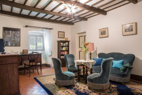 salon z 2 krzesłami i stołem w obiekcie Villa Pandolfi Elmi w mieście Spello