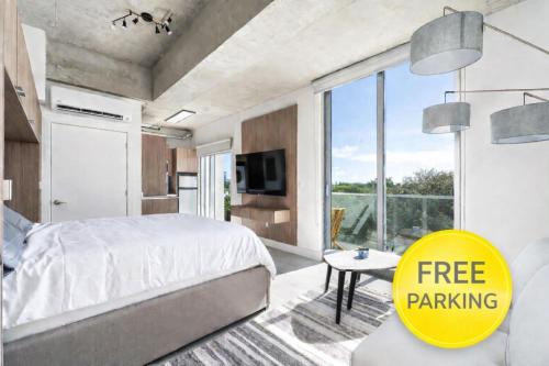 a bedroom with a bed and a free parking sign at Milan Aventura Hotel in Aventura