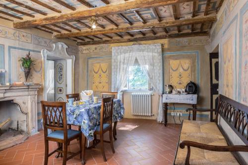 jadalnia ze stołem i krzesłami oraz oknem w obiekcie Villa Pandolfi Elmi w mieście Spello