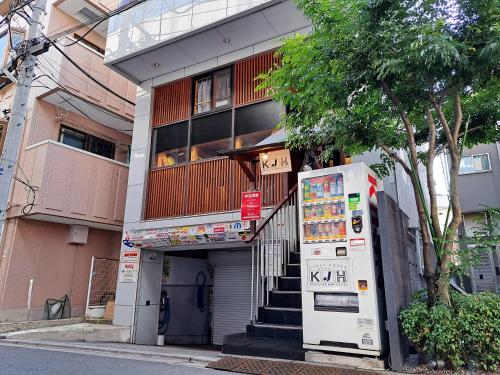 a building with a vending machine in front of it at ゲストハウス高円寺純情ホテル -Guest House Koenji Junjo Hotel- in Tokyo